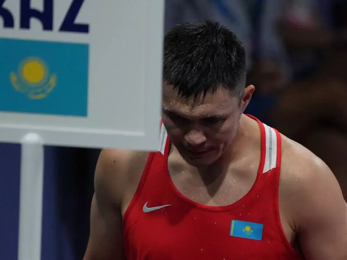 «Еле дышат, ударов мало»: боксеры и их тренер разочаровывают казахстанцев