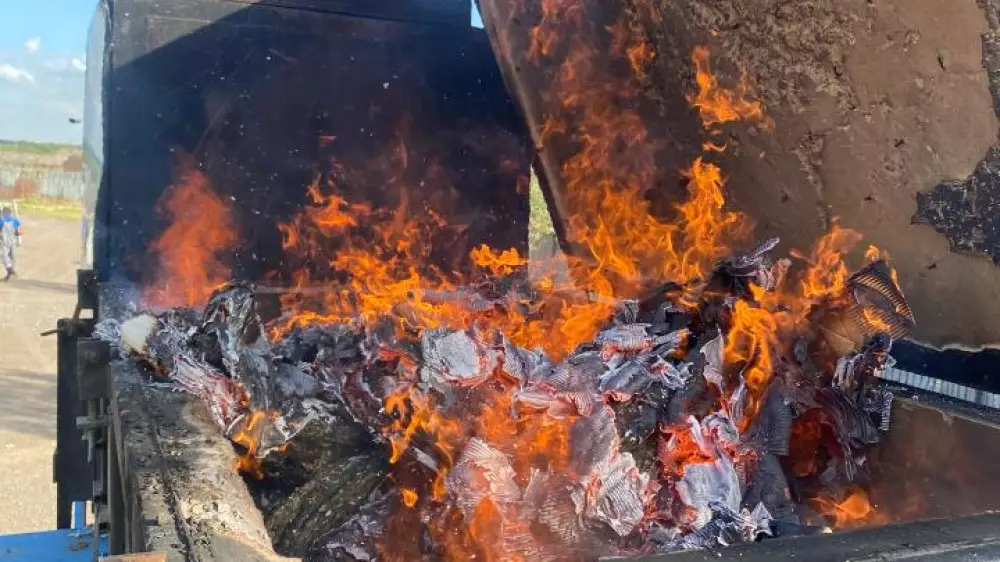 15 тысяч цветов из Турции сожгли в Астане по решению суда