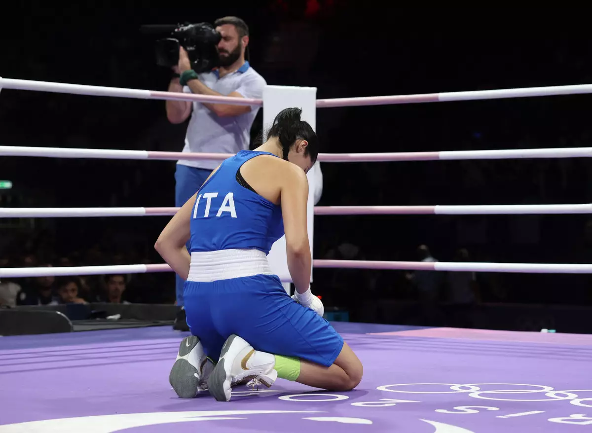 Итальянка снялась с боя против провалившей гендерный тест боксерши из Алжира