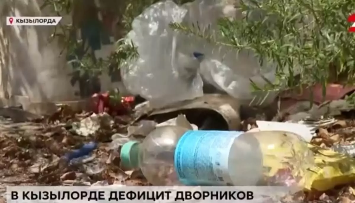 Из-за нехватки дворников дворы многоэтажек Кызылорды тонут в мусоре
