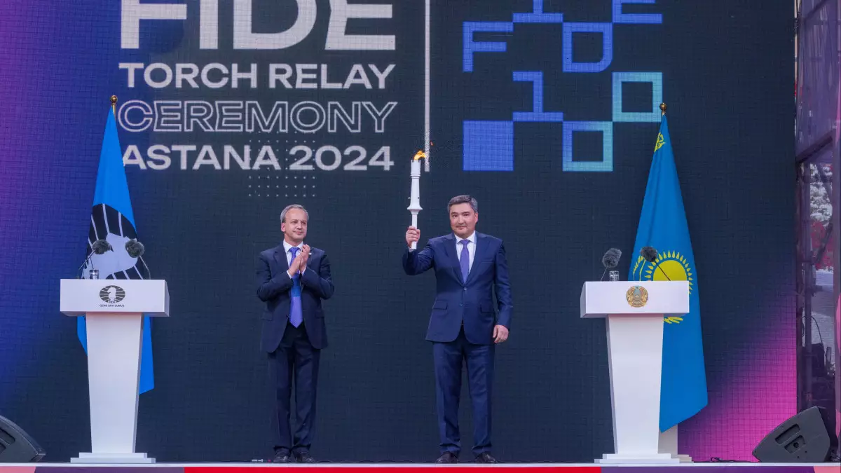 100-летие FIDE: Олжас Бектенов зажег факел Всемирной шахматной Олимпиады в Астане