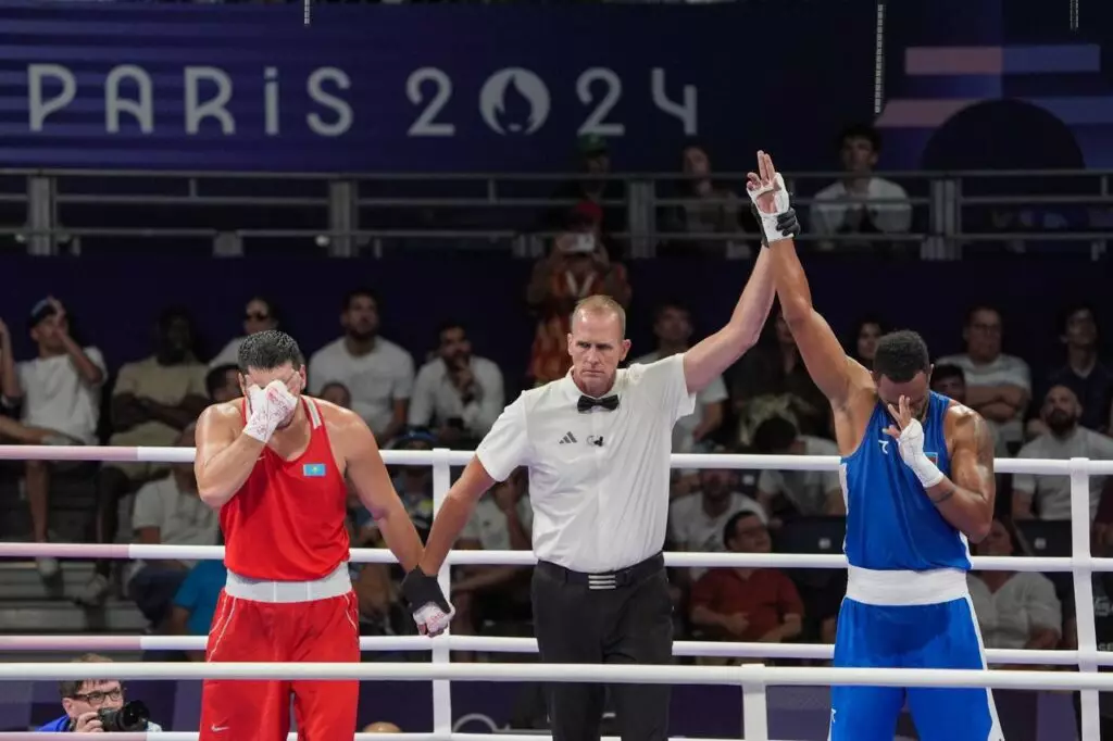 Айбек Оралбай проиграл «бой жизни»: казахстанский боксер остался без медали Олимпиады