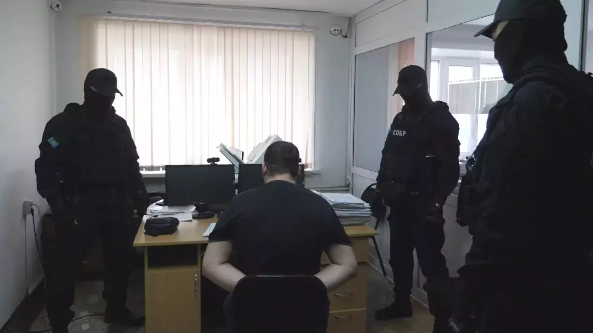 Держали взаперти и пытали шокером: Группу вымогателей осудили в Петропавловске