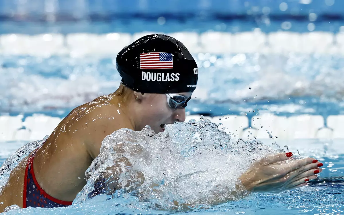 Американская пловчиха Дугласс стала олимпийской чемпионкой на дистанции 200 м брассом