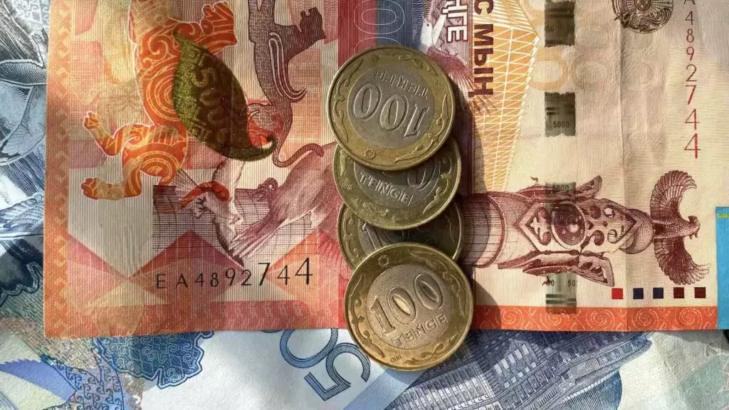 Сколько стоят доллар, евро и рубль в обменниках 2 августа