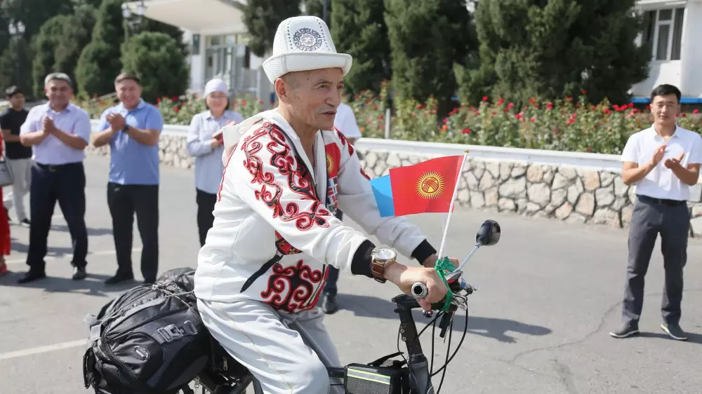 Қырғызстандық зейнеткер Астанада өтетін көшпенділер ойындарына велосипедпен шықты