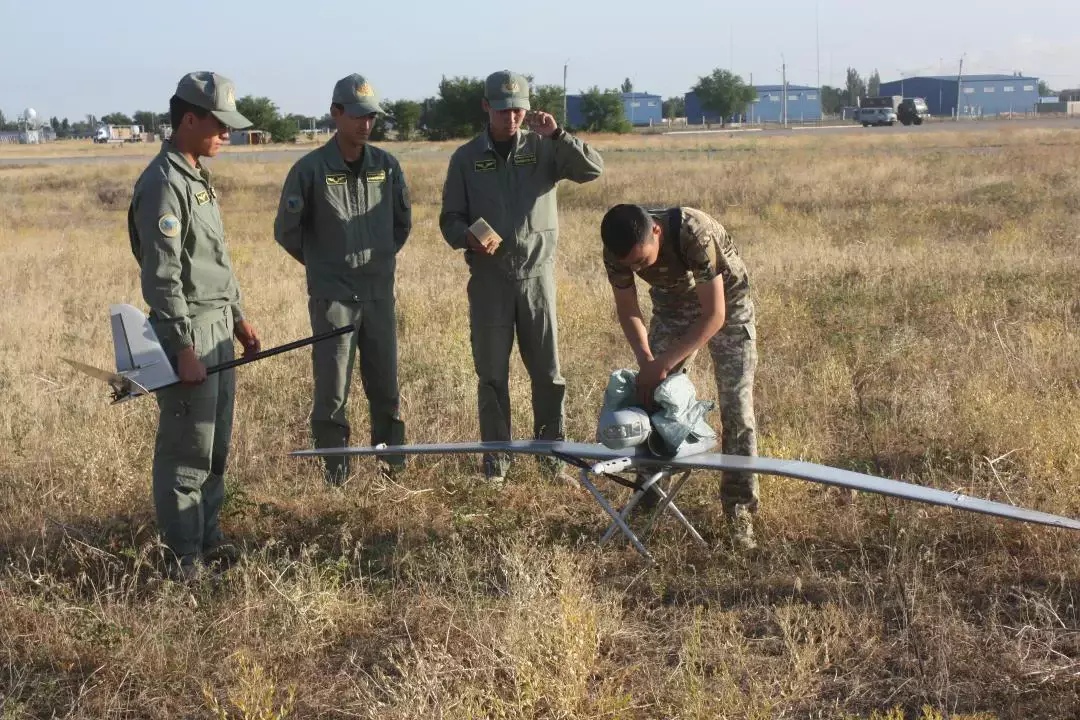 Казахстанская армия: курсантов обучают управлению беспилотниками