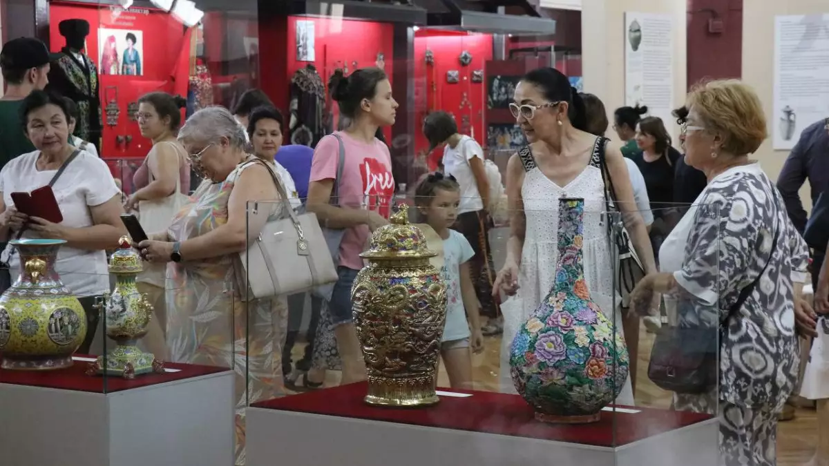 В Алматы открылась международная выставка китайского фарфора