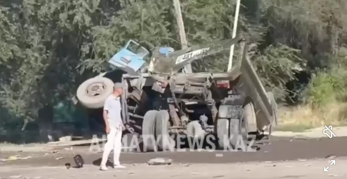 Алматы маңында екі жүк көлігі соқтығысып, бір адам қаза тапты (ВИДЕО)