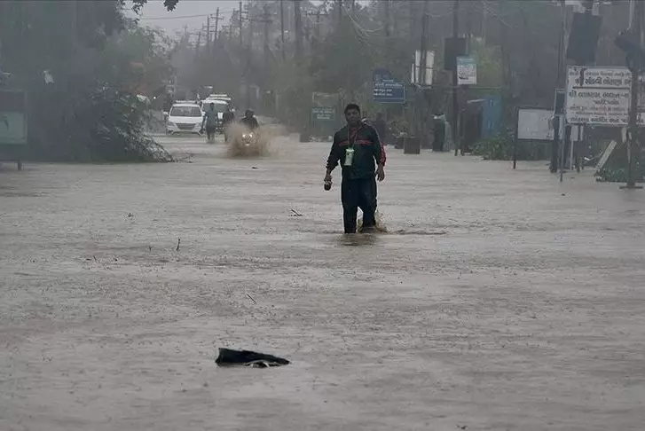 Проливные дожди продолжают заливать Пакистан, 24 человека погибли