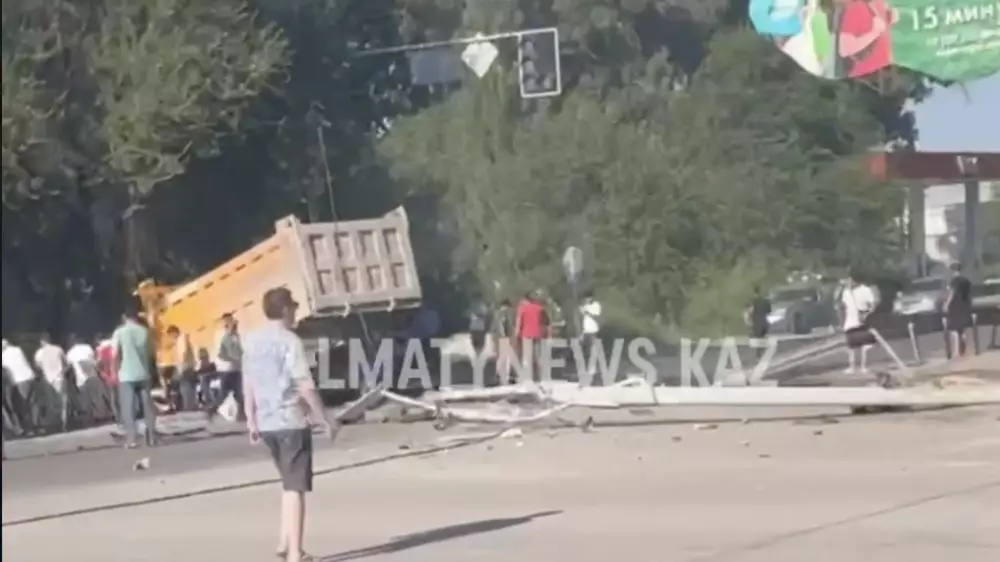 Страшное ДТП с грузовиками под Алматы: один водитель скончался от травм