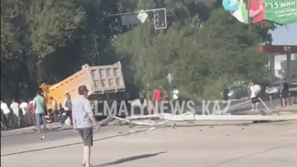 Алматы маңында жүк көліктері жантүршігерлік жол апатына ұшырады: бір жүргізуші қаза тапты