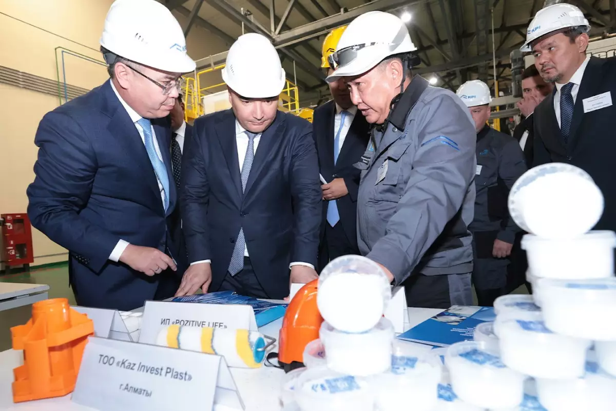 Бектенов ознакомился с развитием нефтехимии и промышленности в Атырауской области