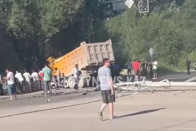 Алматы маңында жүк көліктері жантүршігерлік жол апатына ұшырады: бір адам қаза тапты