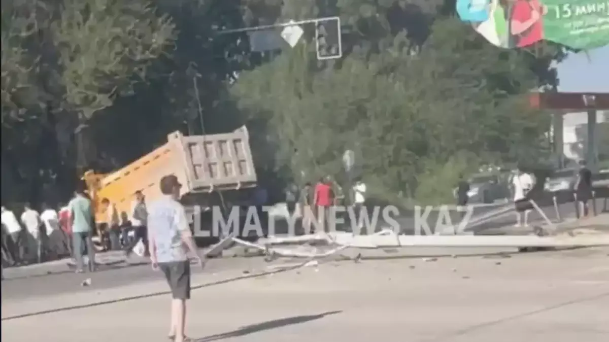 Страшное ДТП с грузовиками произошло в Алматинской области