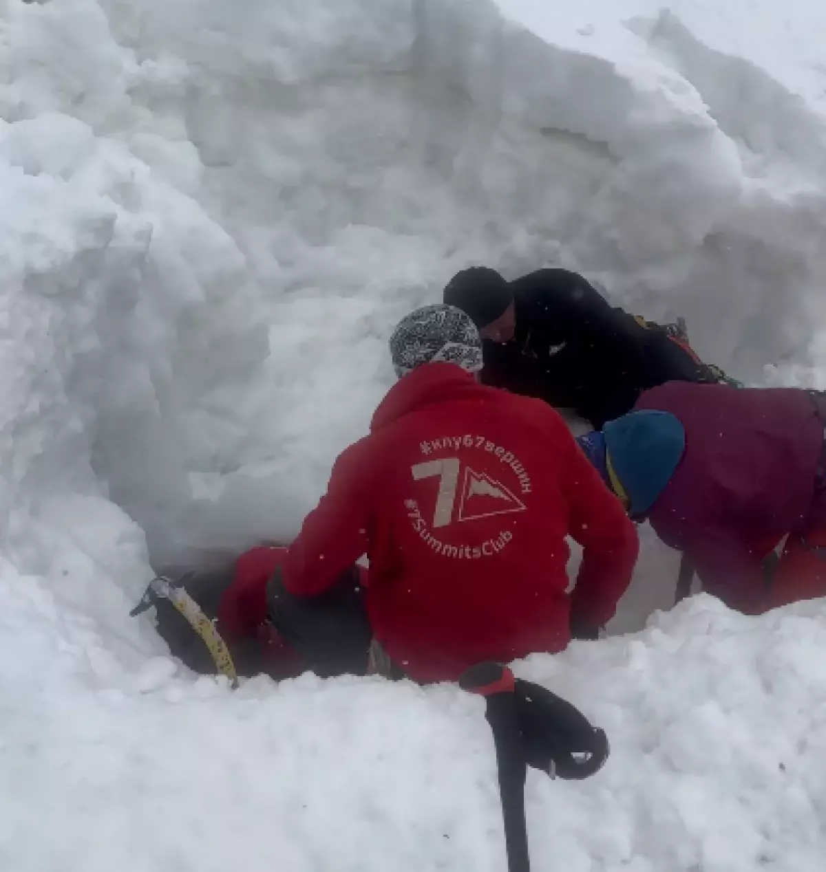 Альпинистов из Казахстана накрыло лавиной в Кыргызстане, один их них погиб