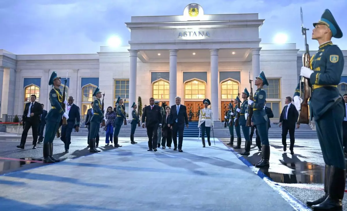 Президент лично проводил главу Конго в аэропорту Астаны
