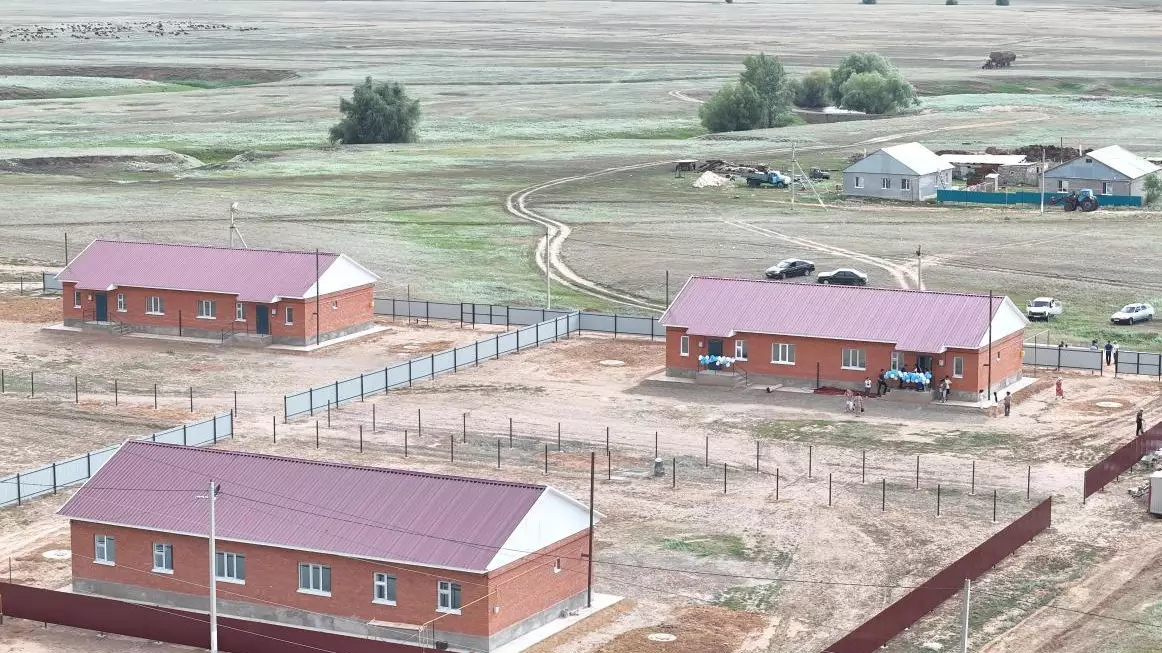 Пострадавшие от паводков жители Сырымского района и района Бәйтерек получили новое жилье