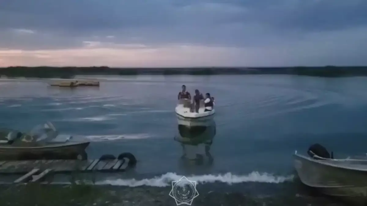 Лодка с туристами сломалась посреди озера Алаколь