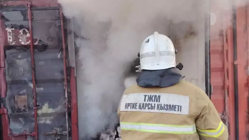 Контейнер с товаром загорелся в Алматинской области