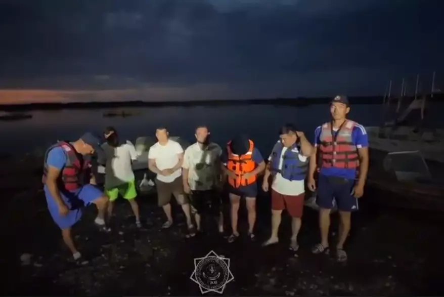 5 человек спасли сотрудники МЧС на озере Алаколь