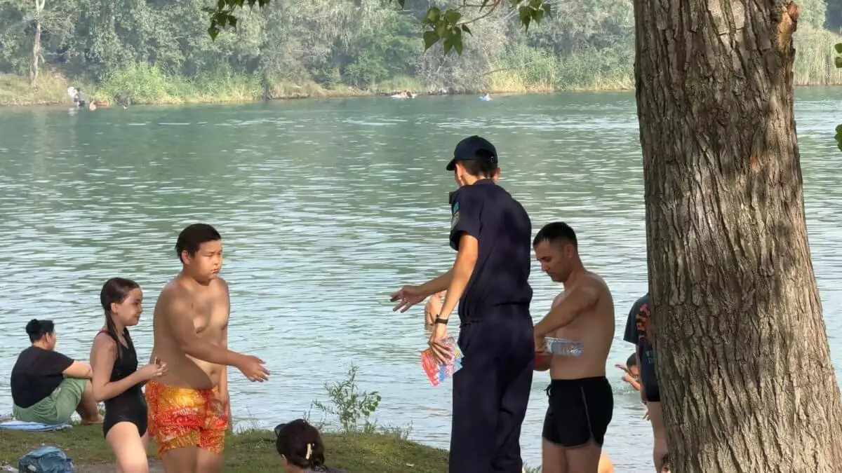 Спасатели ВКО продолжают следить за безопасностью отдыхающих у воды