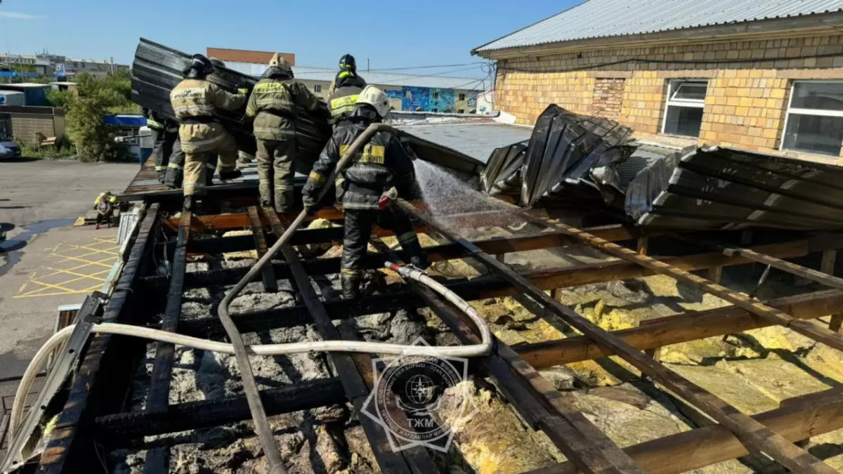 Деревянная кровля рынка загорелась в Карагандинской области