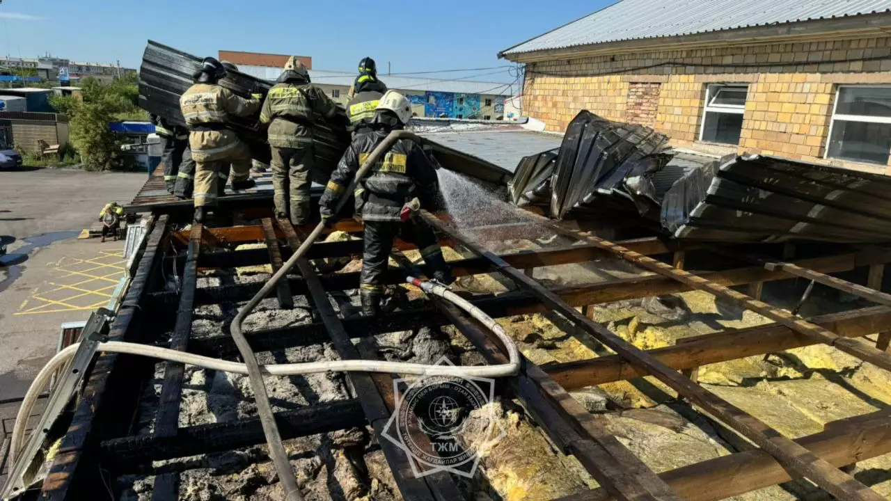 Кровля одного из рынков горела в Караганде