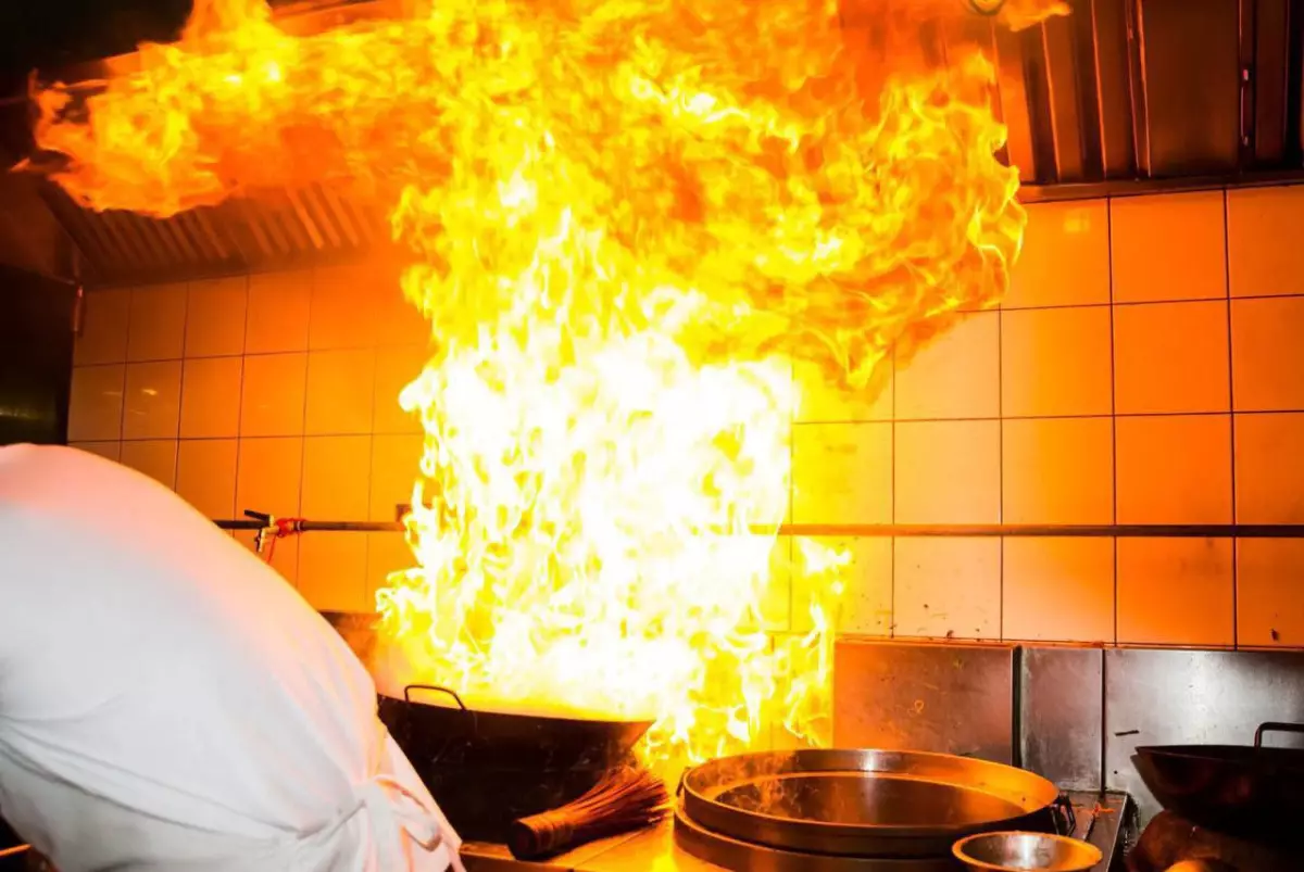 Пожар в кафе быстрого питания потушили в Алматы