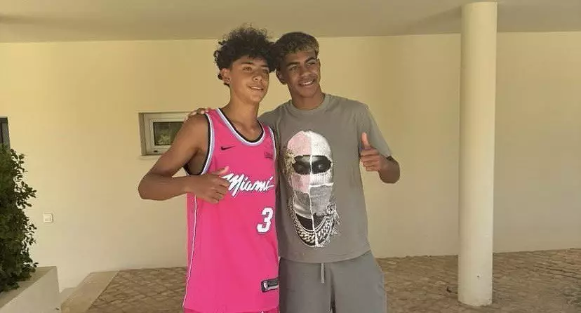 Ямаль и сын Роналду сделали совместное фото на отдыхе в Алгарве