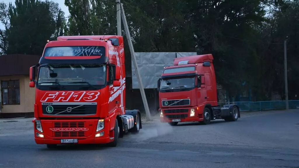 Более 50 грузовиков застряли на границе между Казахстаном и Кыргызстаном