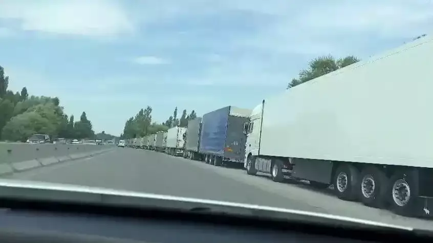 На границе Казахстана и Кыргызстана застряли десятки грузовиков