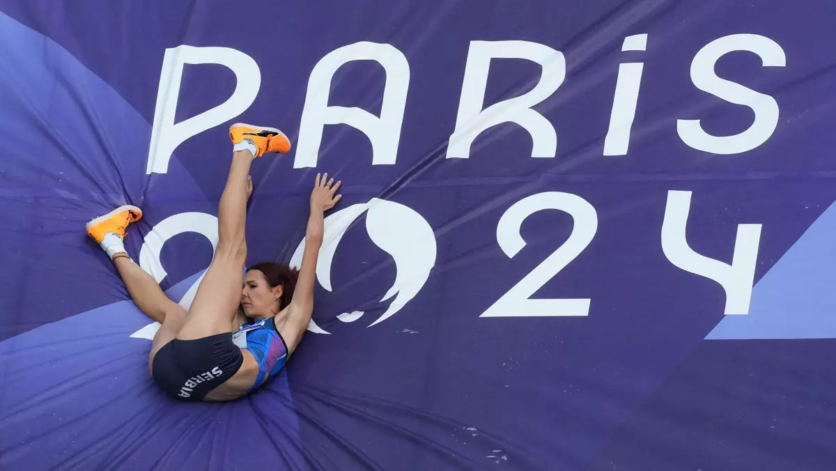 Сербская прыгунья сломала ногу во время квалификации. Но все равно отобралась в финал