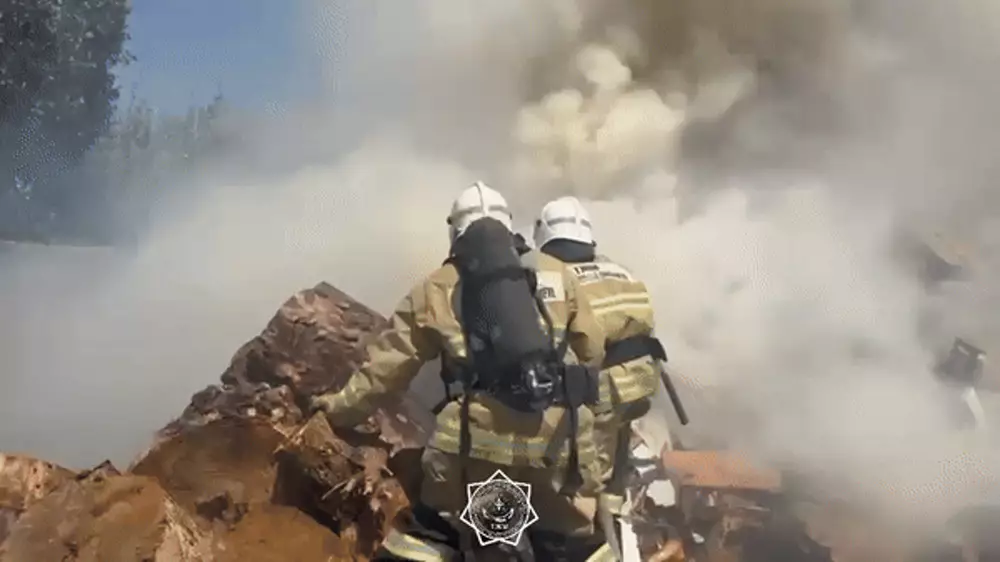 Окутанные дымом: тушение пожара попало на видео в Шымкенте