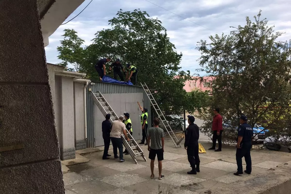 Мужчина упал с третьего этажа в Актау и отказался от госпитализации