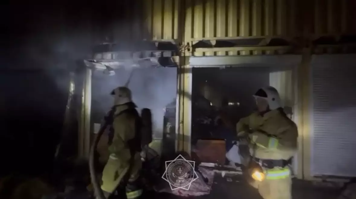 Три бутика горели на одном из рынков в Алматы