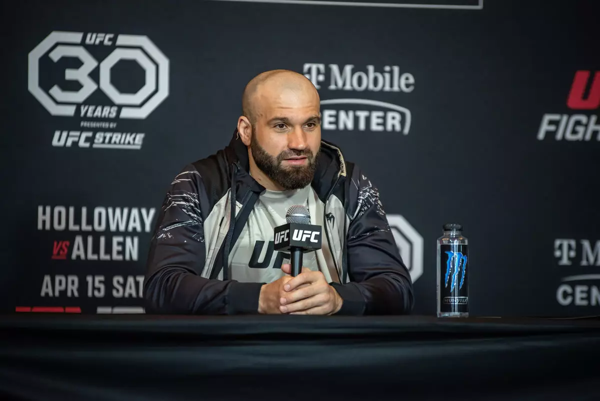 Азамат Мурзаканов — Алонзо Менифилд: прямая трансляция боя турнира UFC в ОАЭ