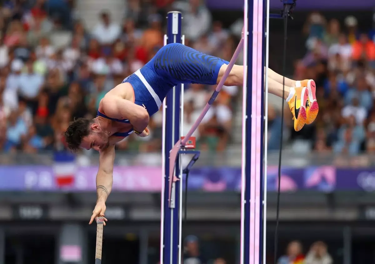 Французский прыгун с шестом гениталиями сбил планку и не сумел выйти в финал Олимпиады