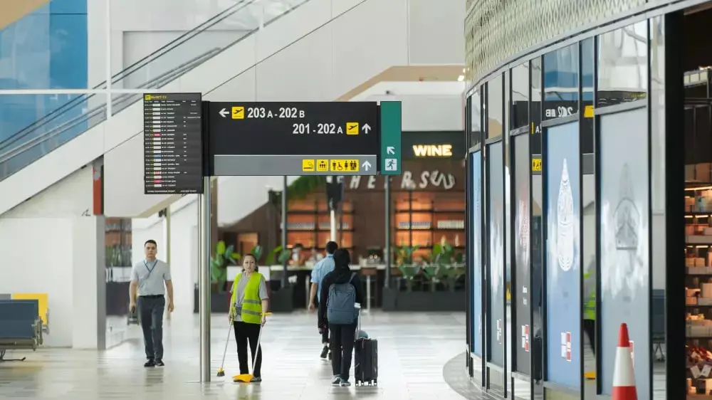 Не пускали пассажиров внутрь: казахстанка пожаловалась на аэропорт Алматы