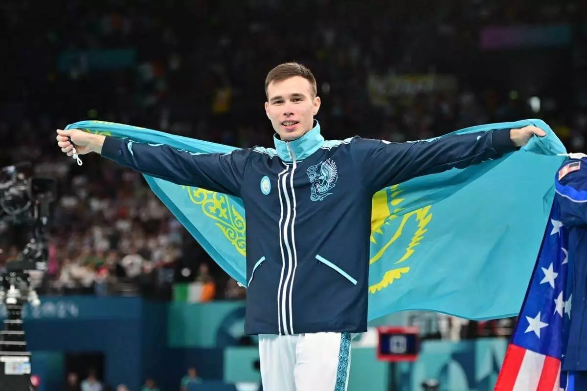 Геннадий Головкин и министр спорта поздравили Наримана Курбанова с исторической медалью