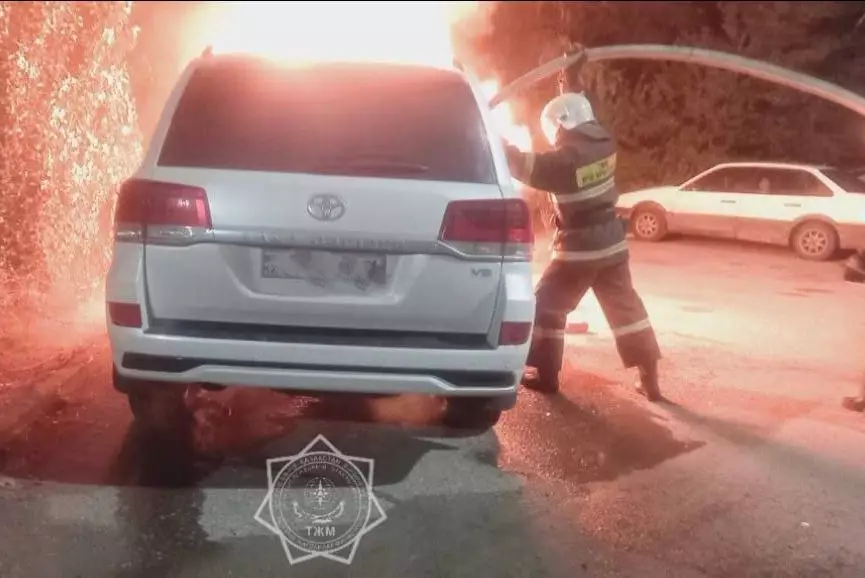 Припаркованные авто сгорели в Павлодаре