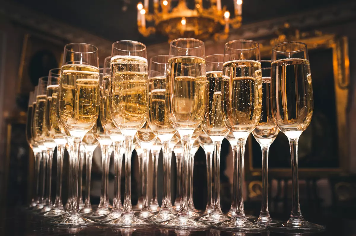 День рождения шампанского: история и интересные факты