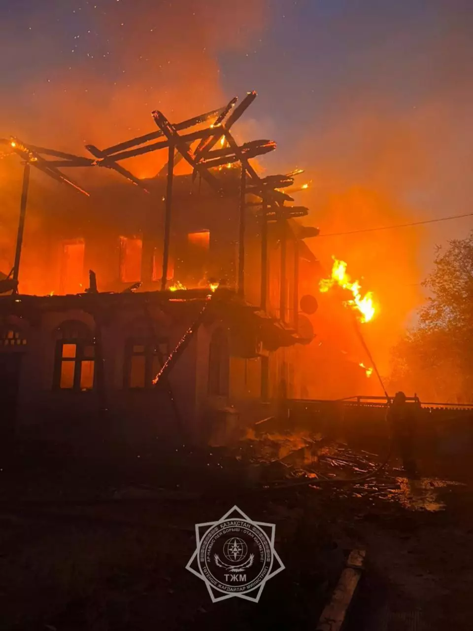 Крупный пожар произошел в жилом доме в Балхаше