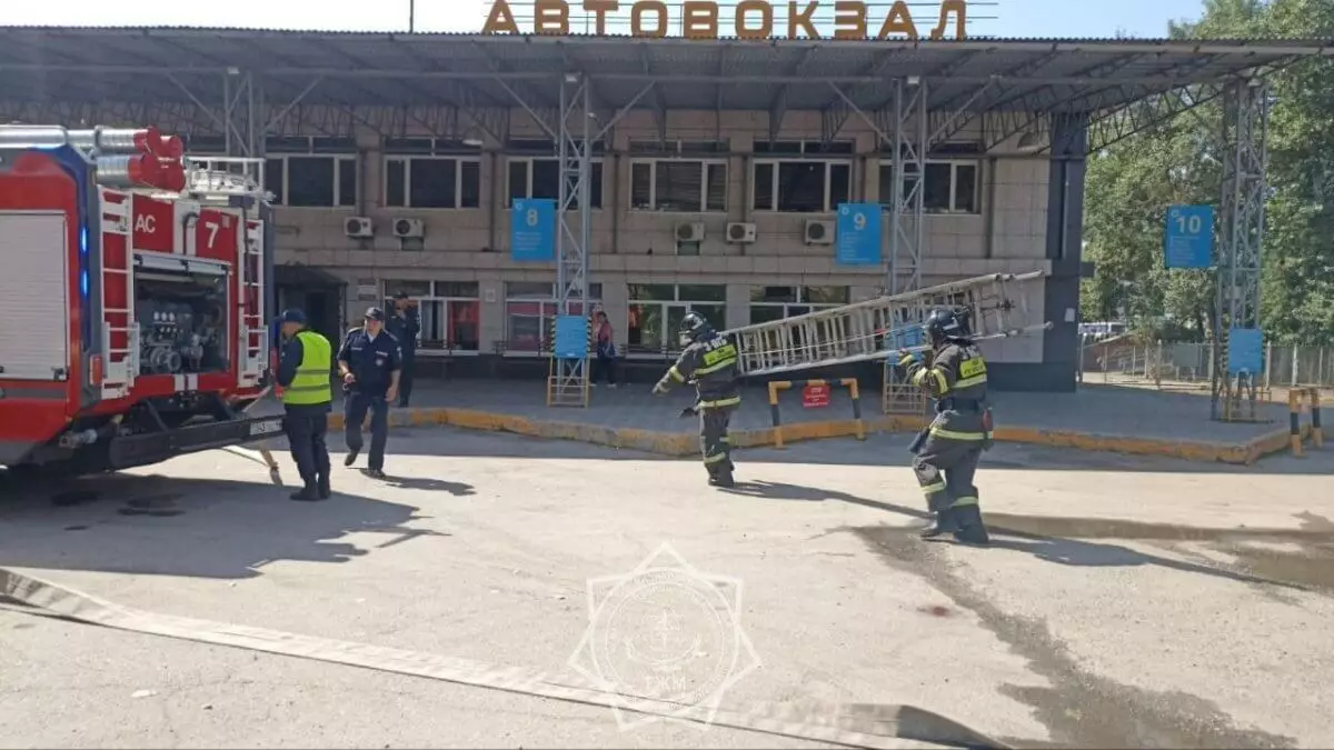 Мебель и потолок загорелись в здании автовокзала Усть-Каменогорск