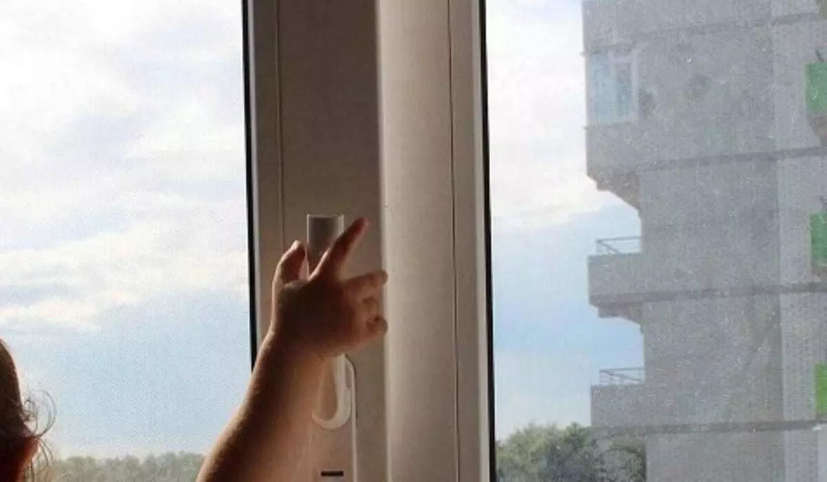 Шестилетний ребенок выпал из окна второго этажа в Алматы