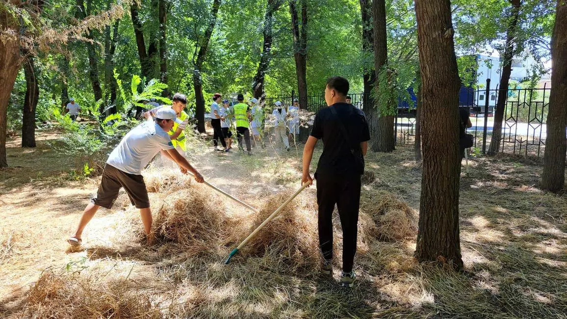 256 тонн мусора собрали в первый день национальной декады ко Дню молодежи