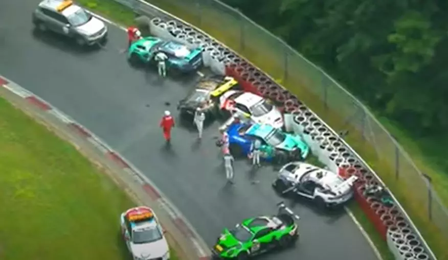 На трассе «Нюрбургринг» во время гонки GT3 случилась массовая авария