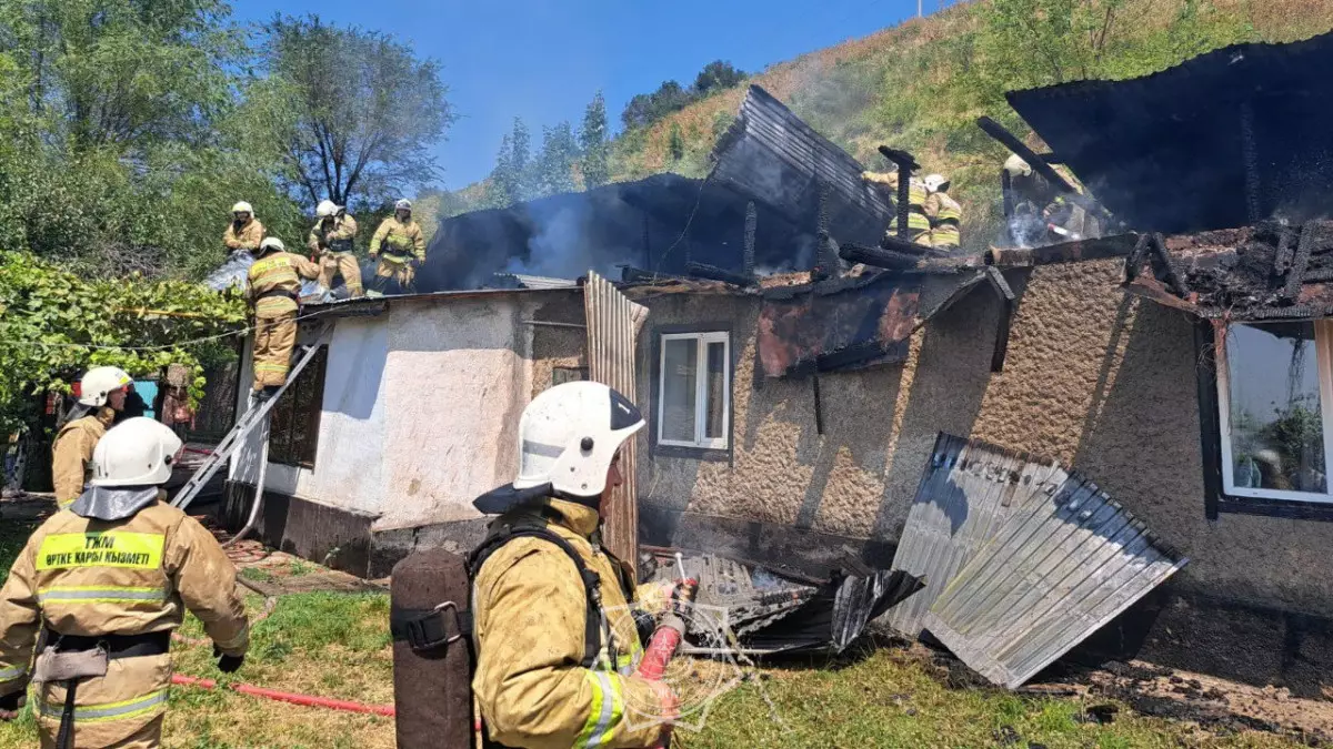 Вспыхнувший в Алматы пожар оперативно ликвидировали огнеборцы