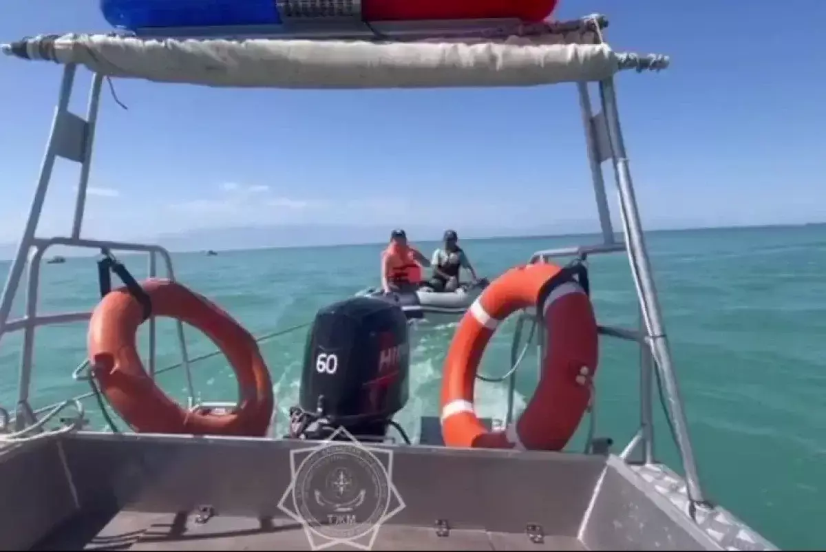 Рыбаков спасли на заглохшей лодке в Алаколе
