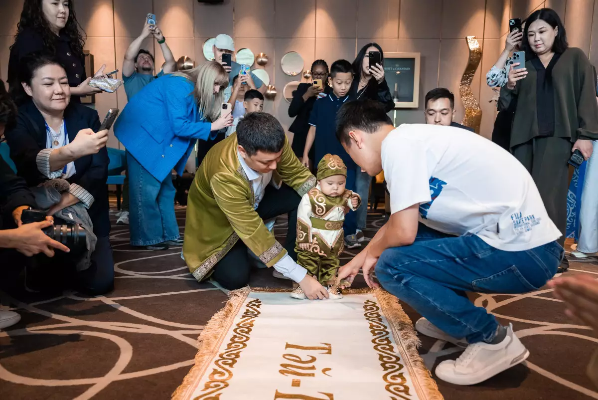 Гроссмейстер Дин Лижэнь провел казахский обряд для годовалого малыша
